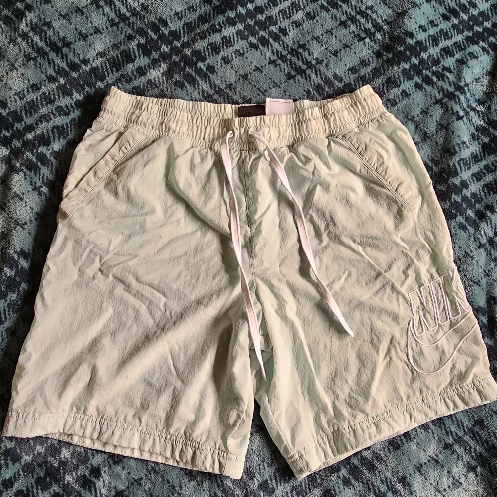 Nike unisex shorts mint color size L‎